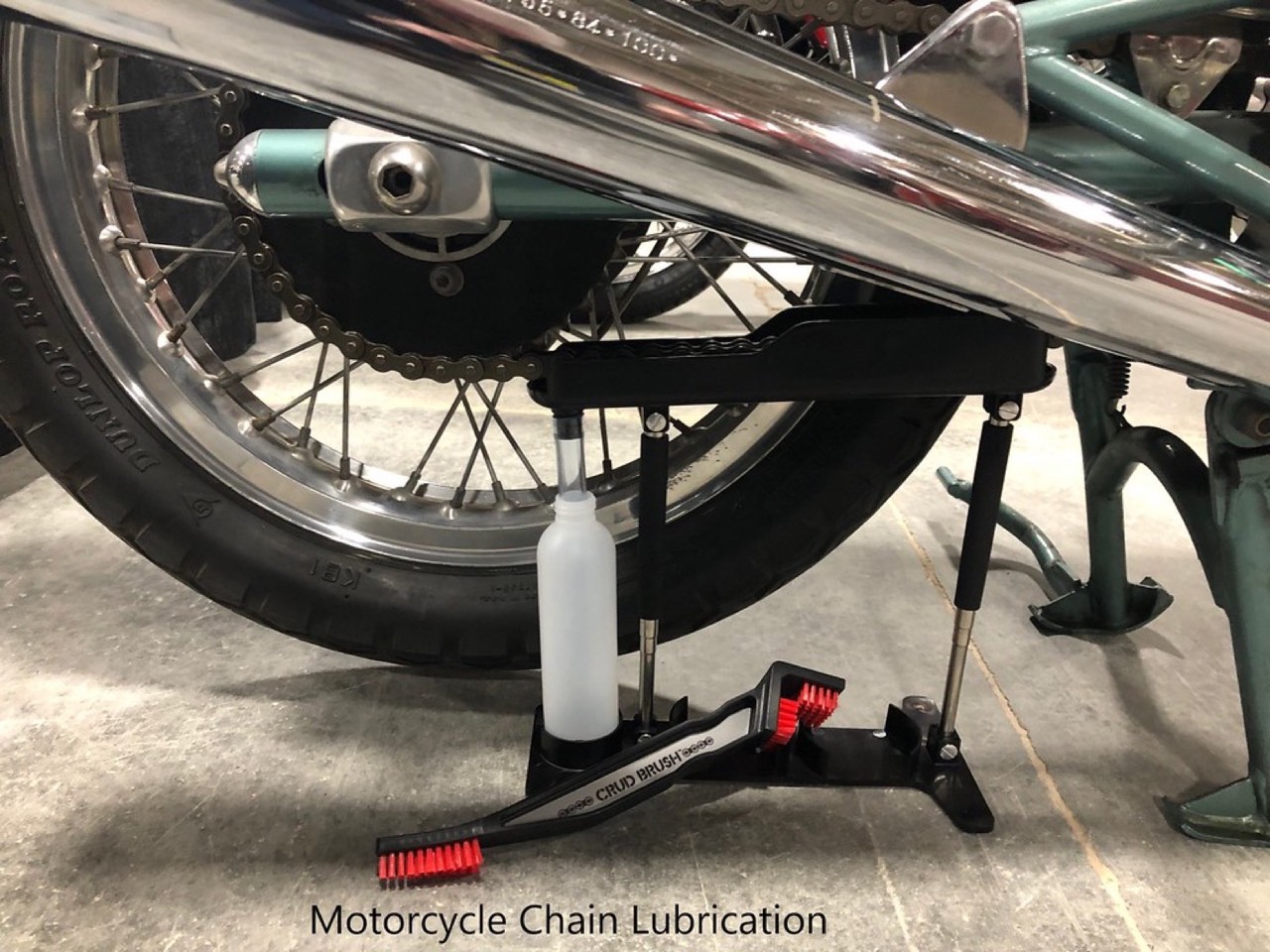 Motocykl elektryczny z wyjętym pakietem bateryjnym w warsztacie