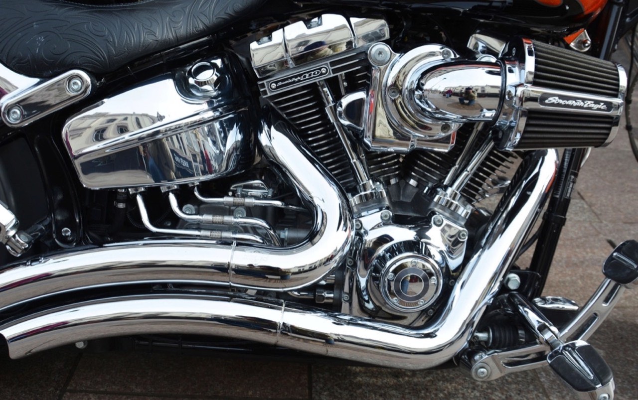Motocykl elektryczny podczas ładowania w garażu