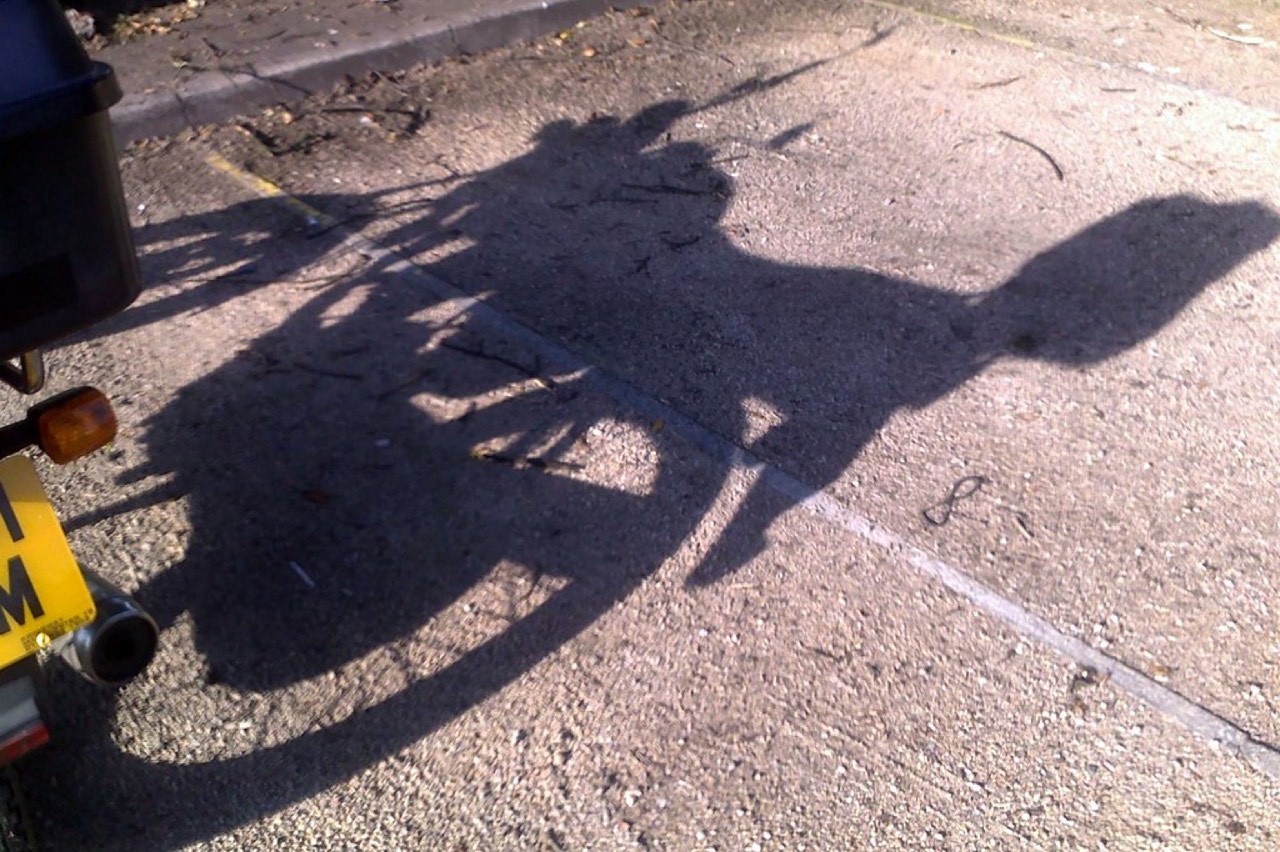 Motocyklista sprawdzający koło przed wyjazdem