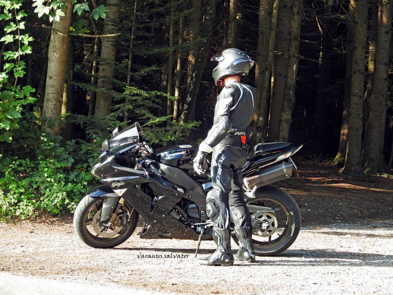 Motocykl terenowy przejeżdżający przez wodę