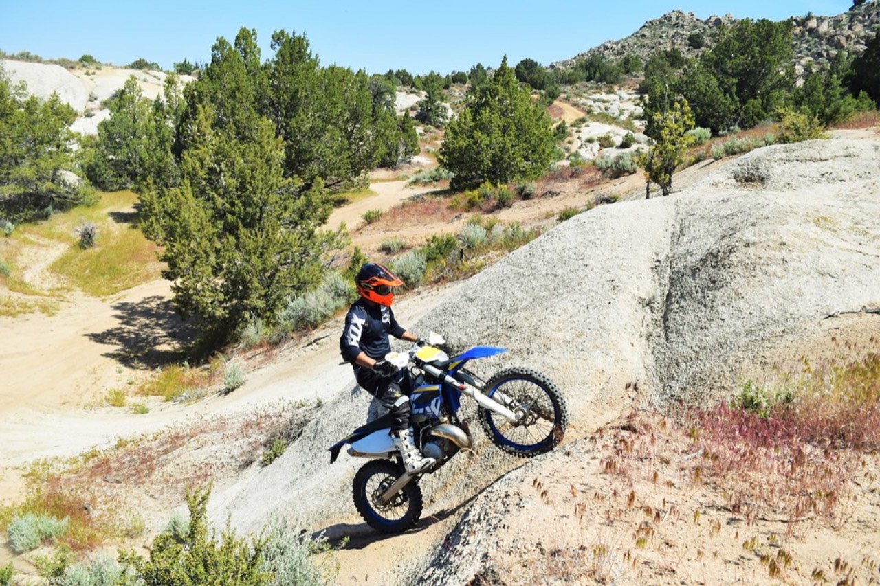 Motocykl elektryczny na porannej drodze