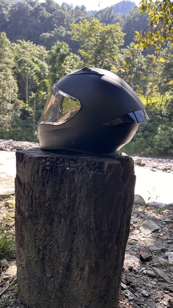 Motocykl enduro na trasie wśród drzew