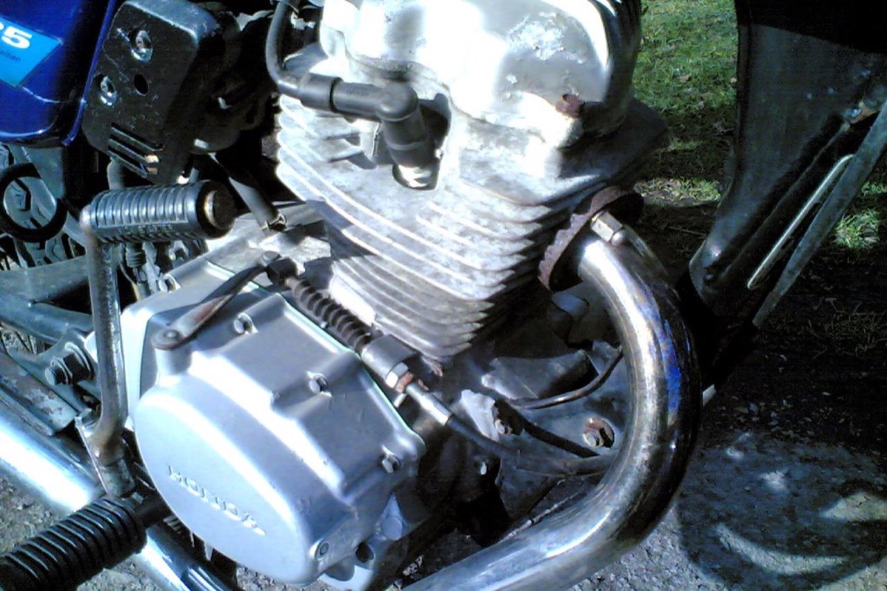 Motocykle terenowe ustawione w rzędzie przed wyjazdem