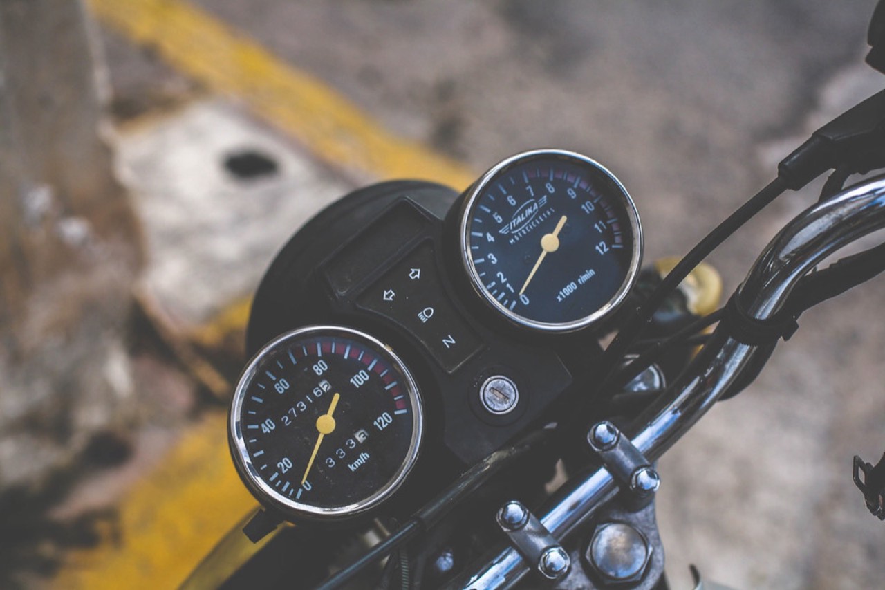 Zbliżenie na tarczę hamulcową motocykla terenowego