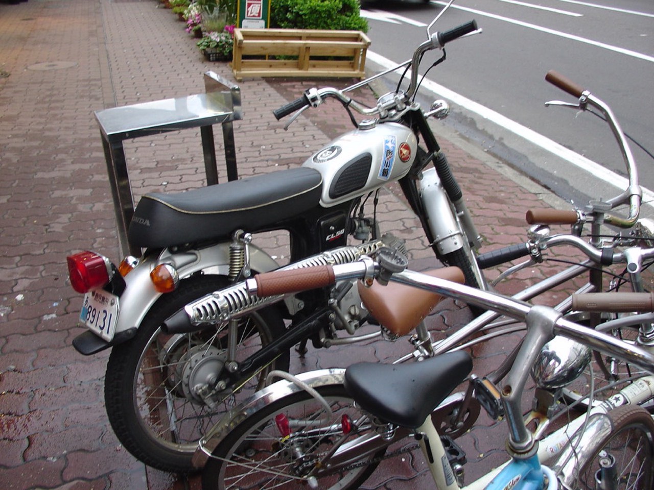 Motocykl elektryczny podczas ładowania