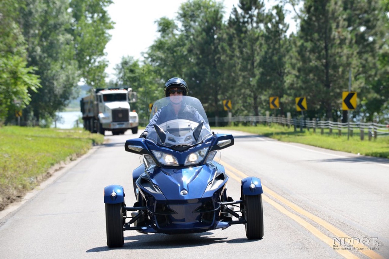 Motocyklista na długiej trasie terenowej