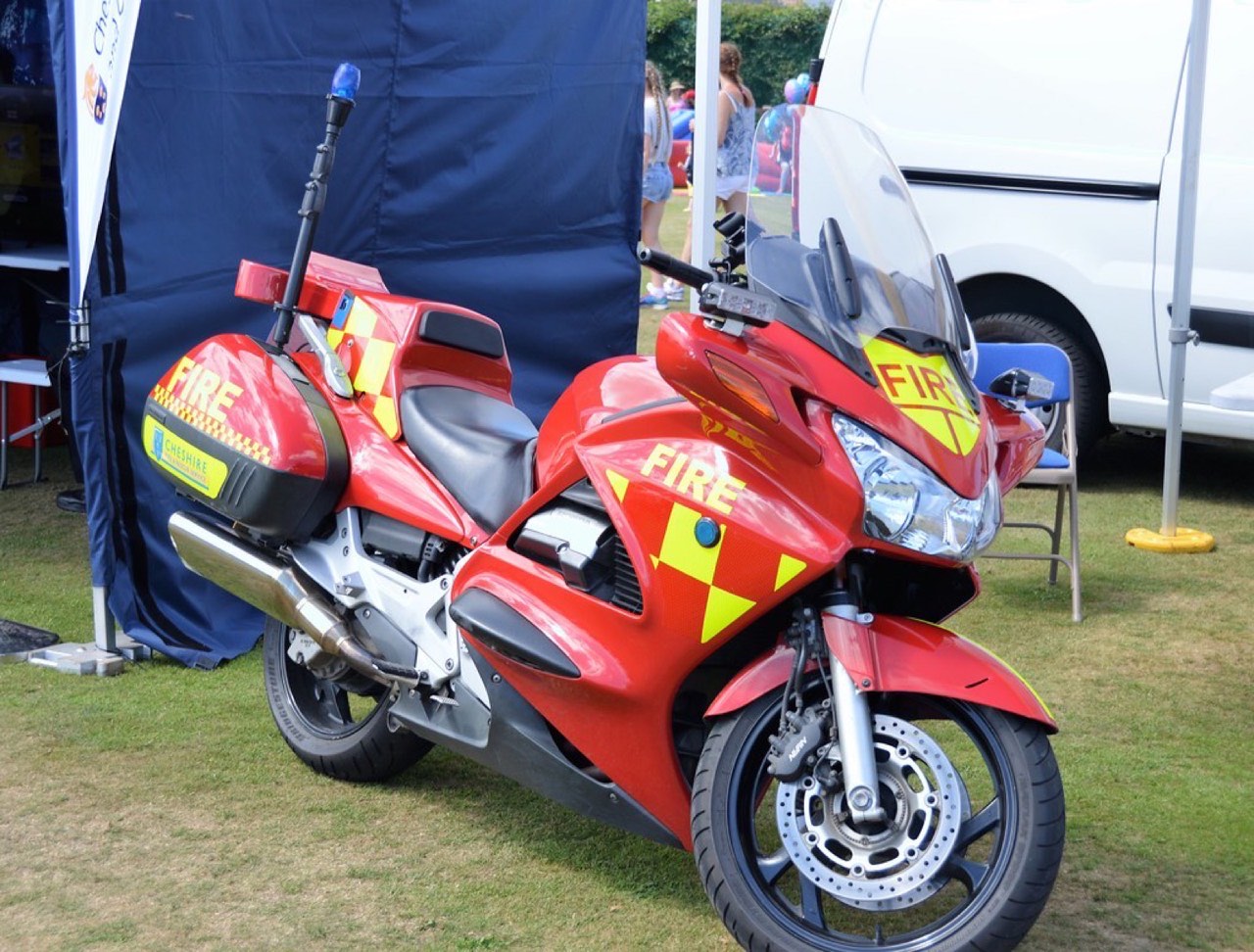 Elektronika motocykla elektrycznego podczas montażu