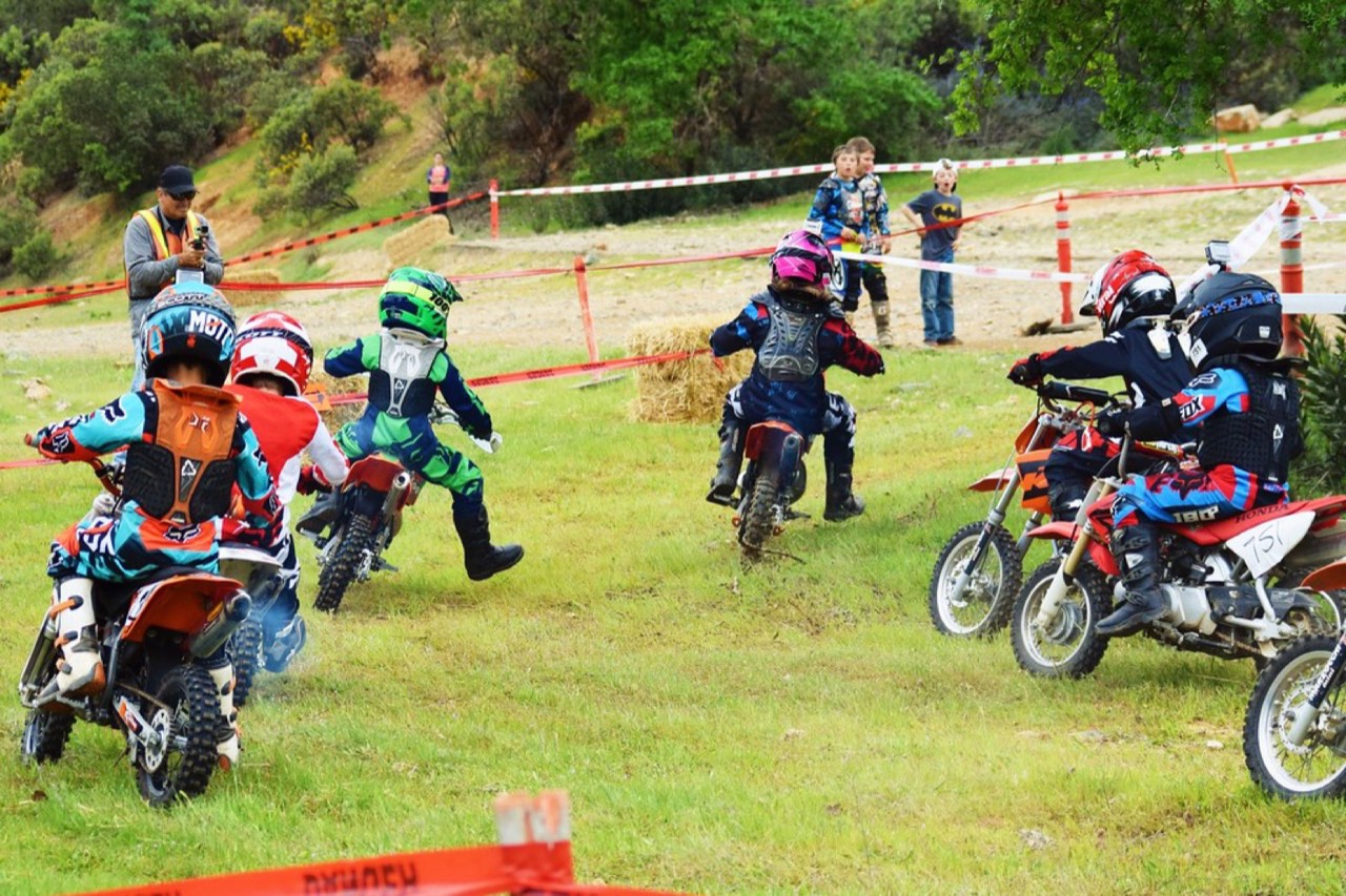 Motocykl terenowy przygotowany do wyjazdu
