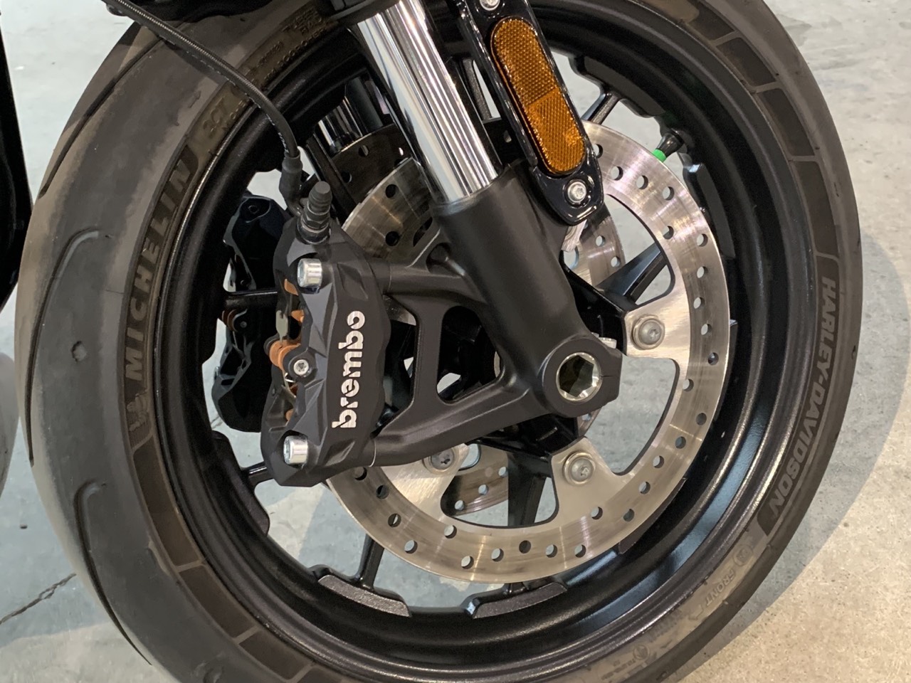 Ładowarka podłączona do motocykla elektrycznego