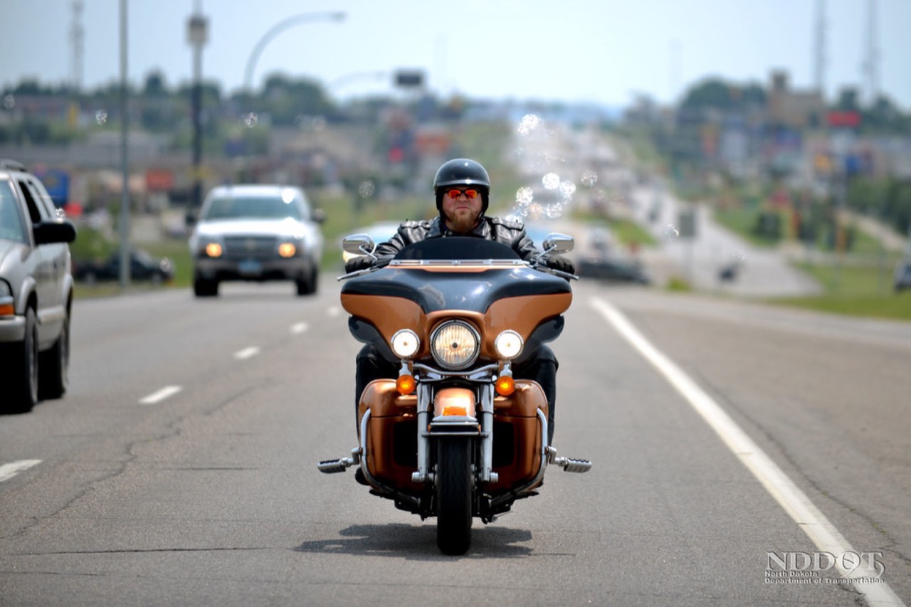 Zbliżenie na napęd łańcuchowy motocykla terenowego
