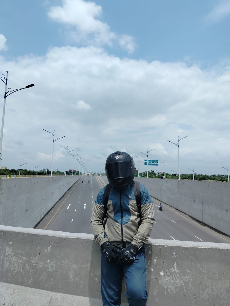 Motocykl elektryczny podłączony do ładowania