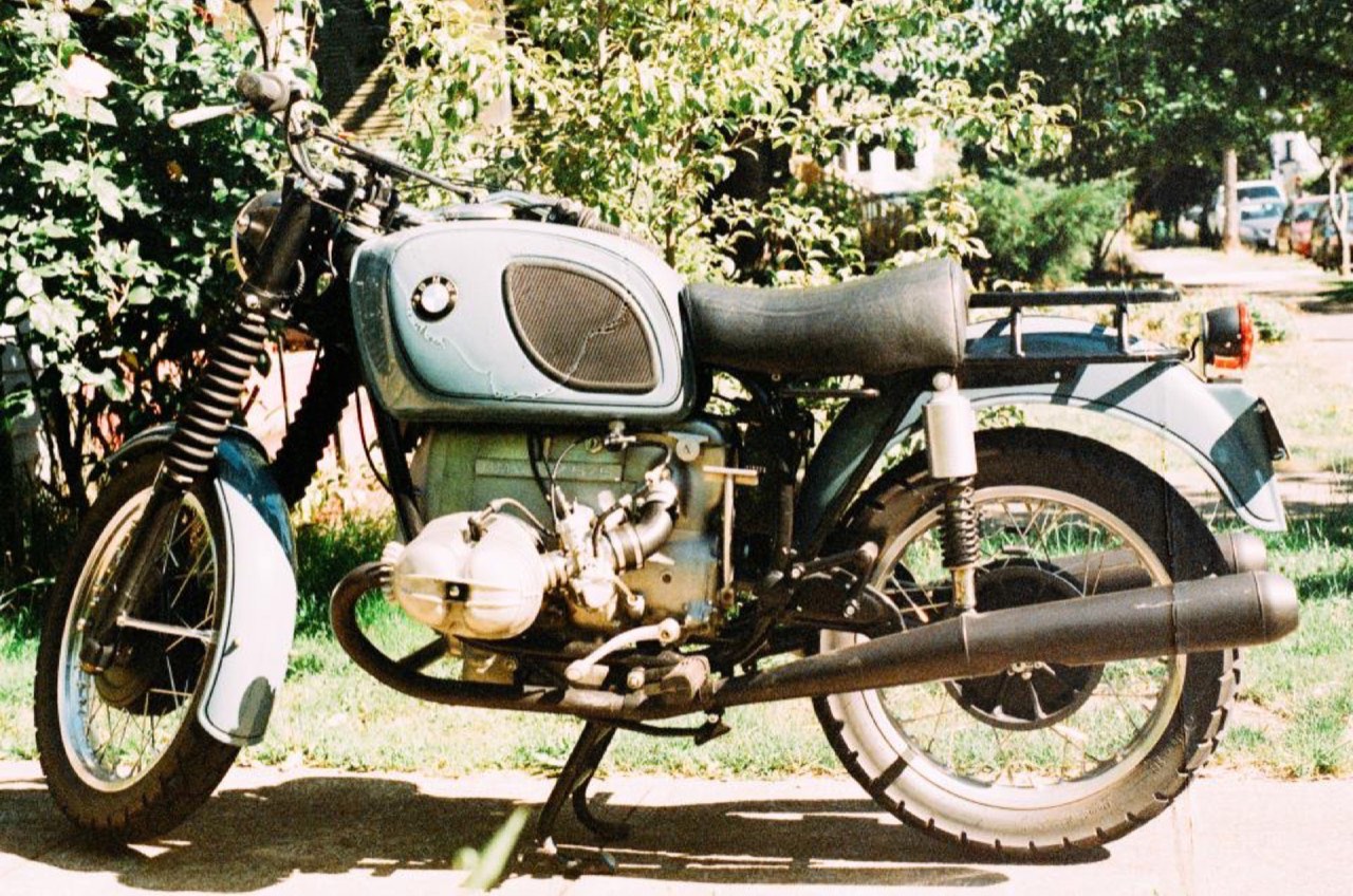 Części zamienne motocyklowe na warsztatowym stole