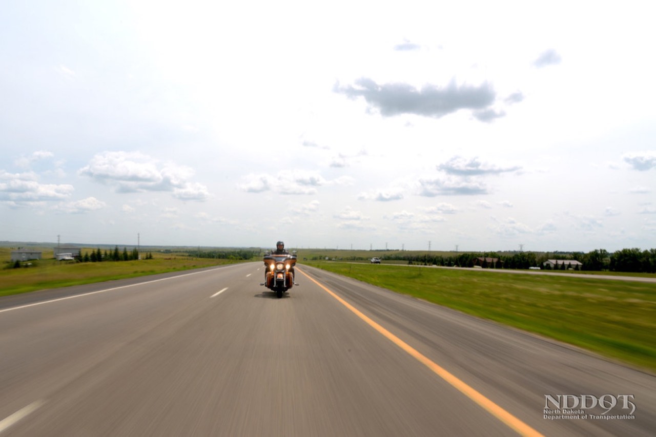 Zbliżenie na oponę terenową motocykla