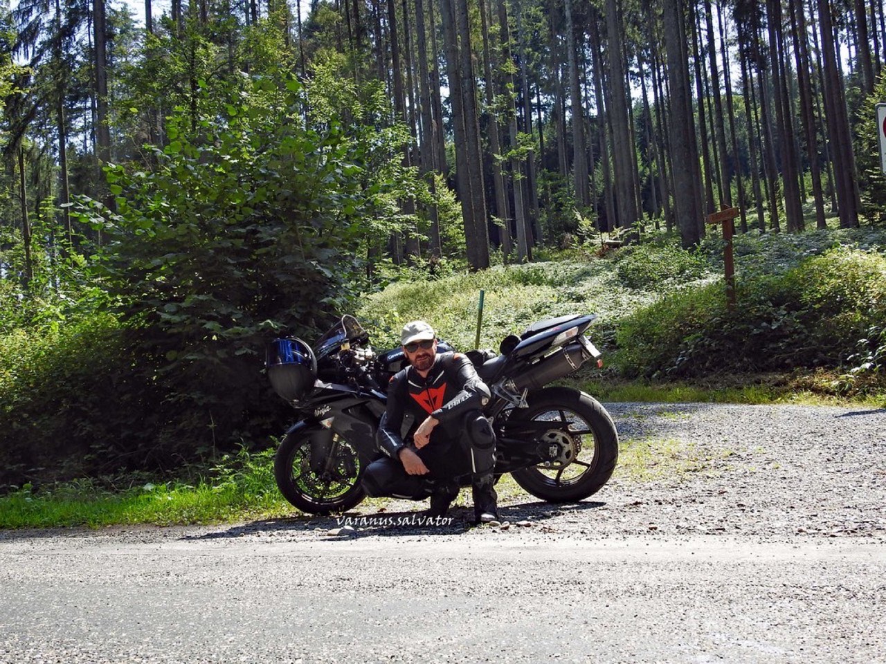 Motocykl terenowy podczas wymiany elementów karoserii