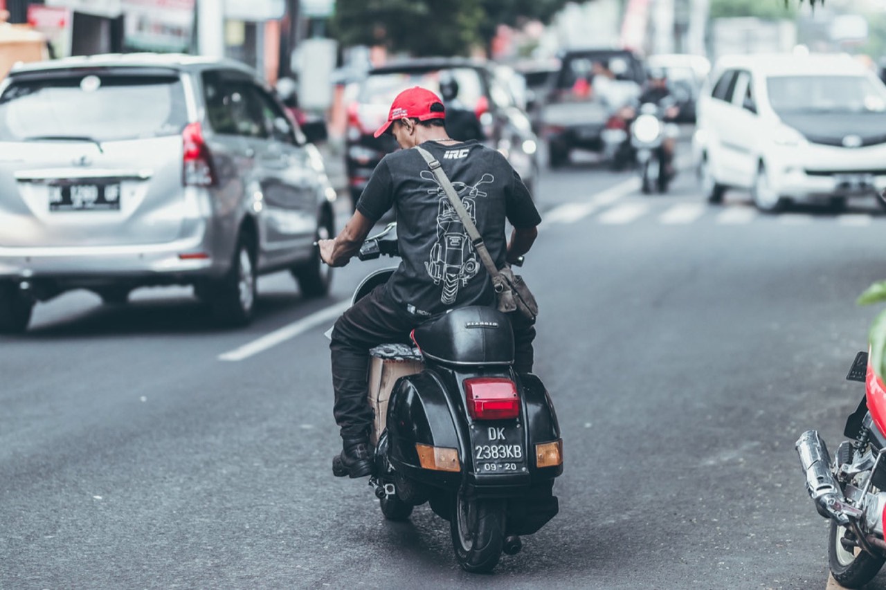 Motocykl terenowy przygotowywany do sezonu w warsztacie