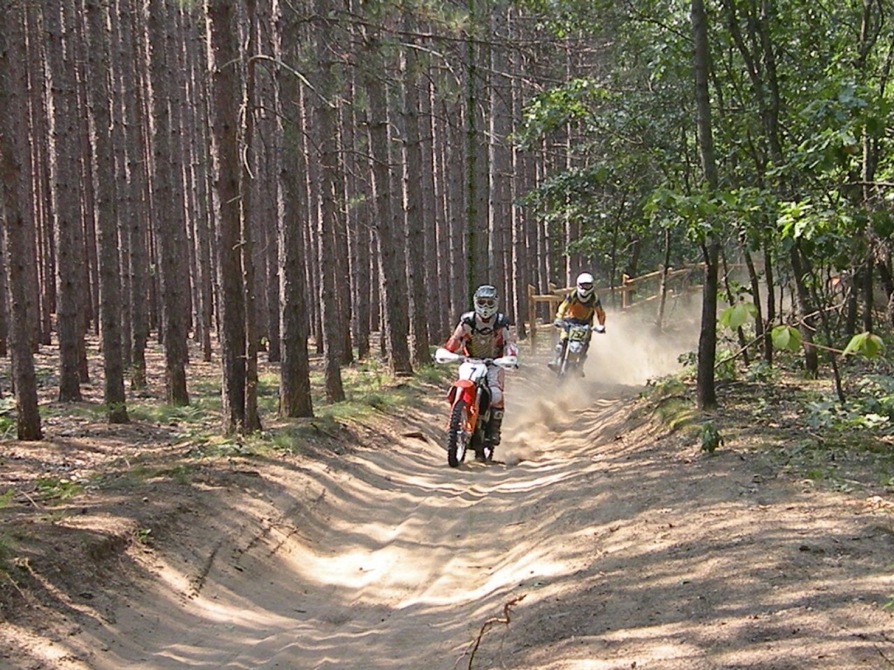 Motocykl terenowy w serwisie