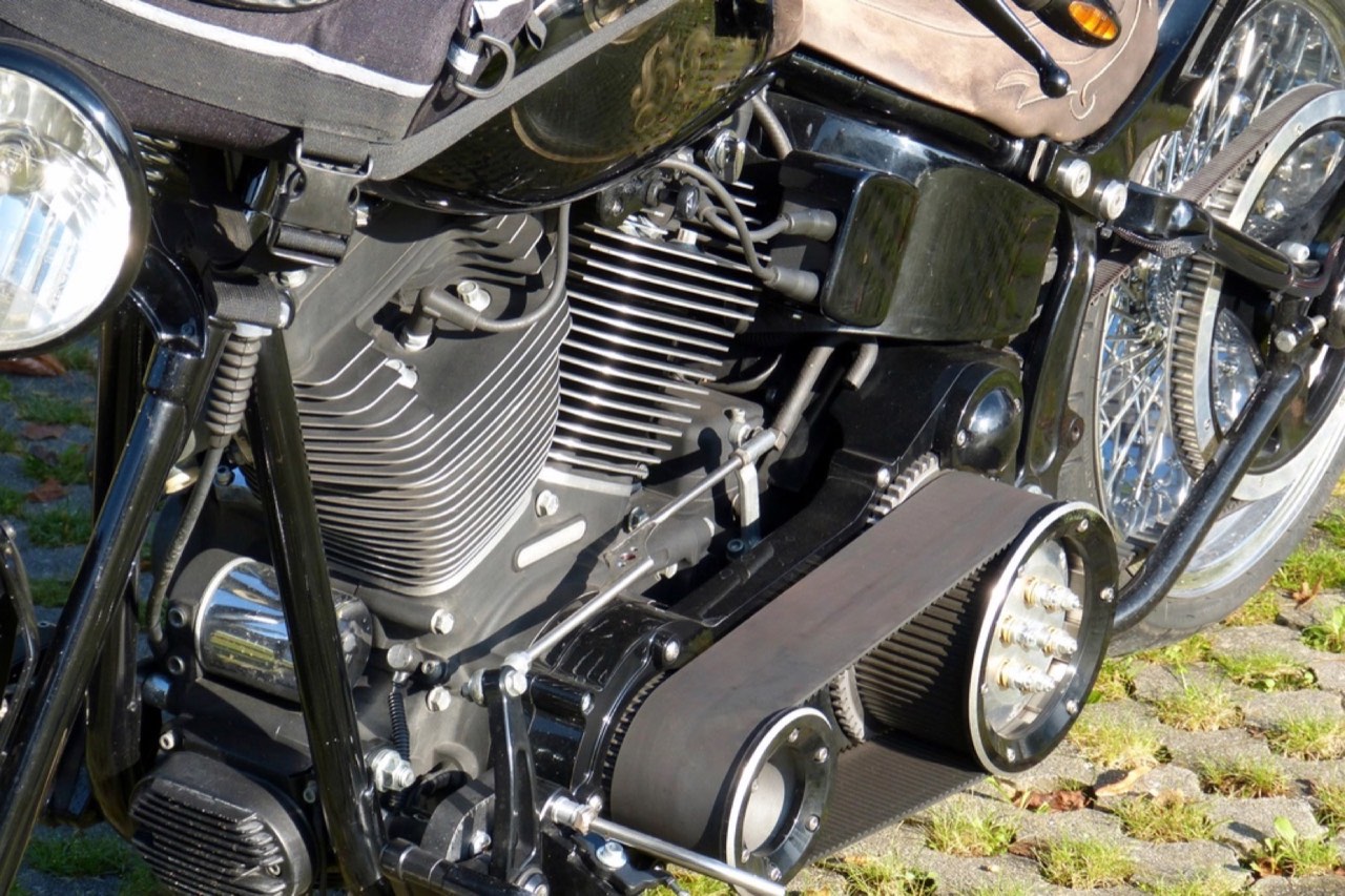 Motocykle terenowe zaparkowane przed wyjazdem