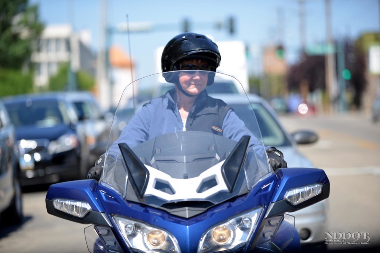 Tylne zawieszenie motocykla terenowego podczas jazdy