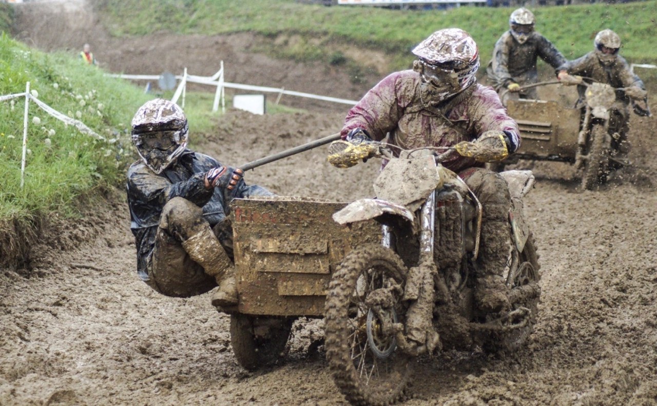 Duży motocykl enduro na trasie terenowej