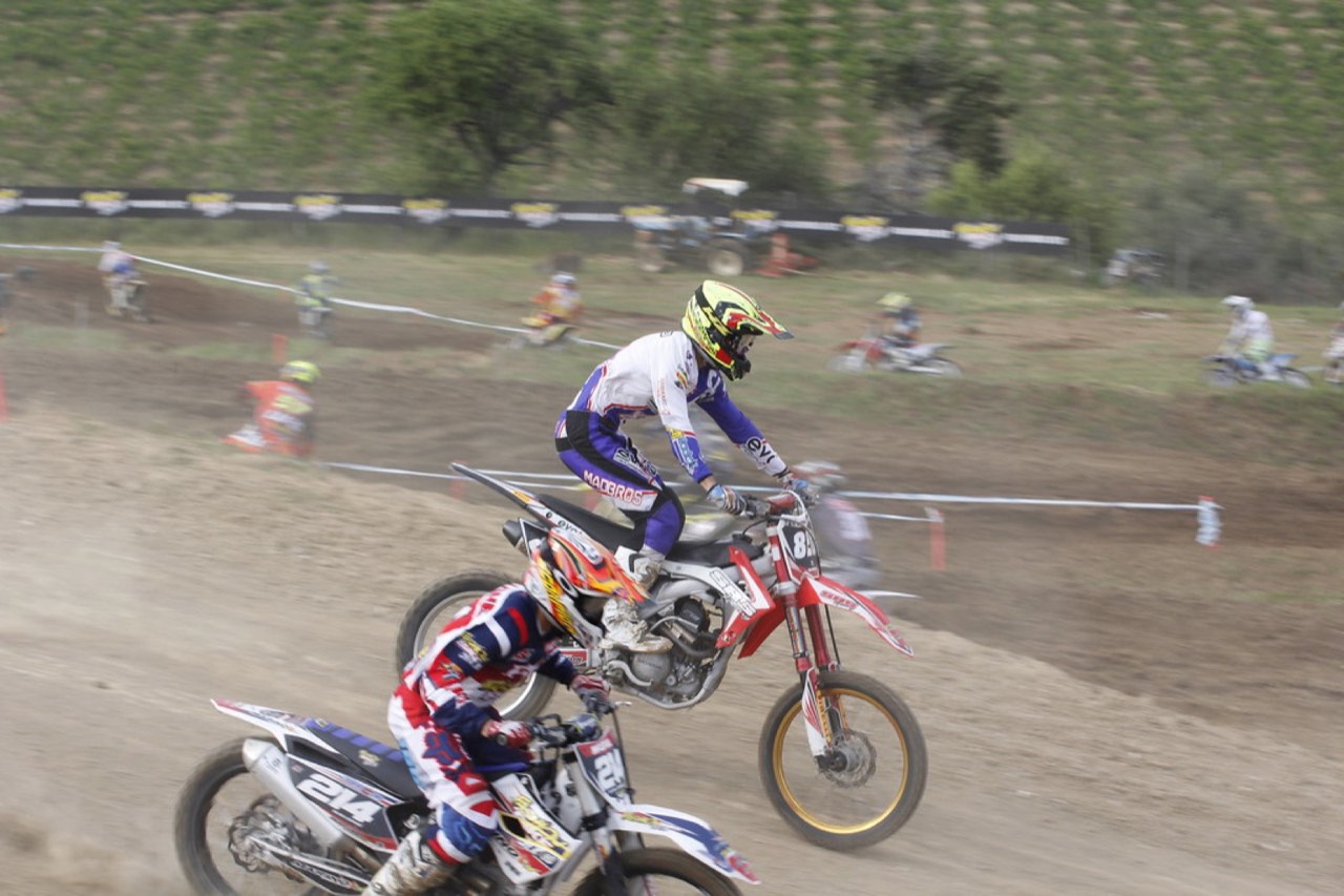 Zawodnik na motocyklu crossowym w zakręcie — porównanie Sur-Ron i Talaria