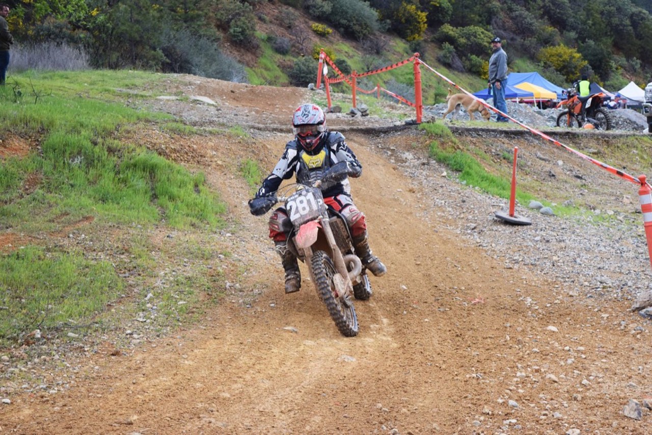 Motocykl terenowy przygotowany do załadunku