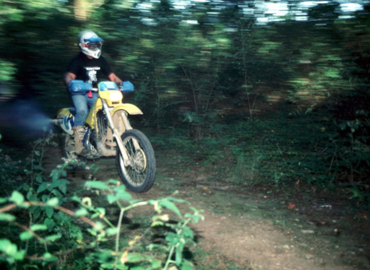 Dwa motocykle terenowe na leśnej trasie