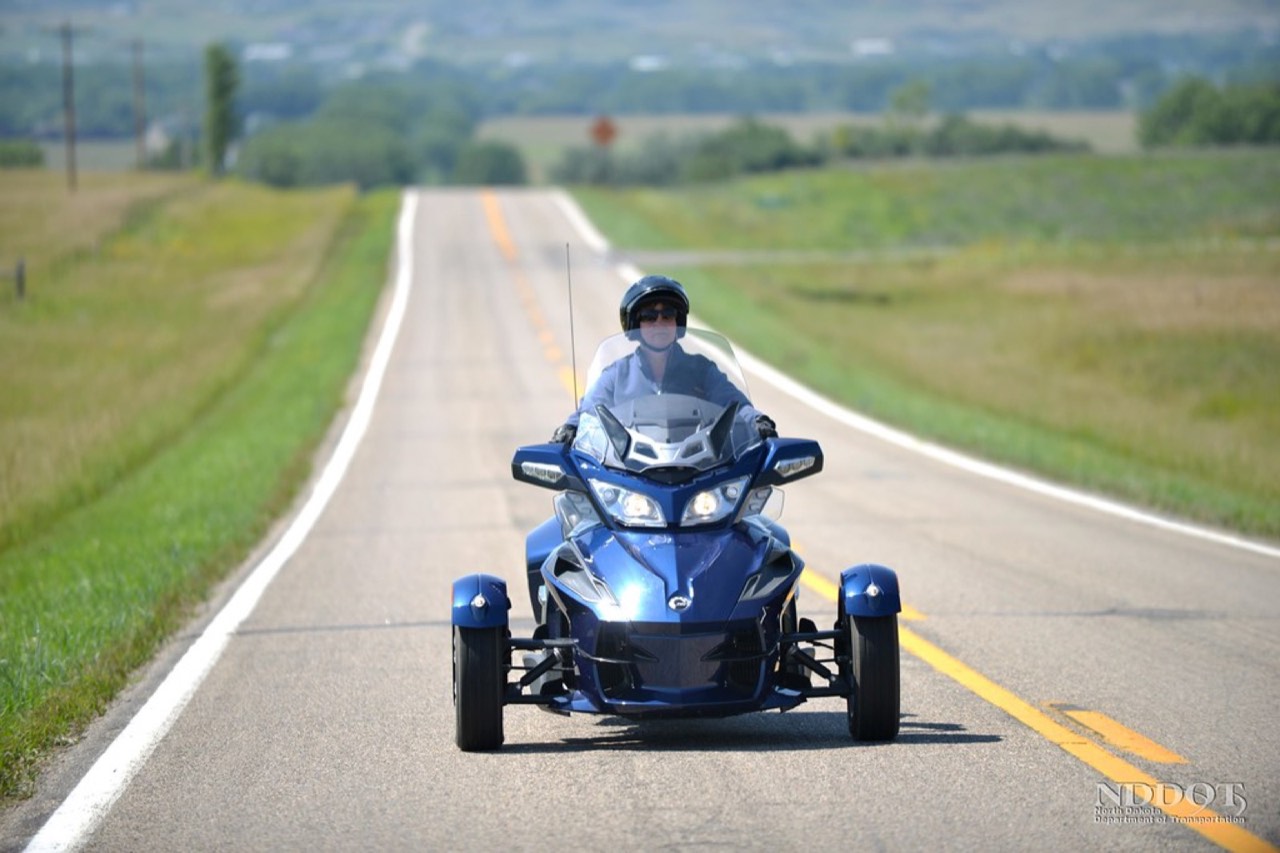 Motocykl terenowy na długiej leśnej trasie